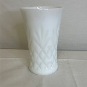 Vintage ANCHOR HOCKING “Prescut Pineapple” Pattern Milk Glass Vase